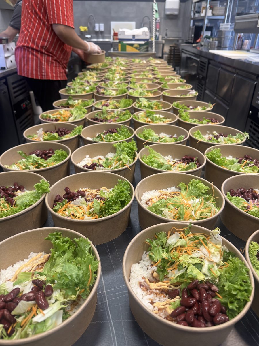 Zushii Team beim Vorbereiten der Catering-Bowls