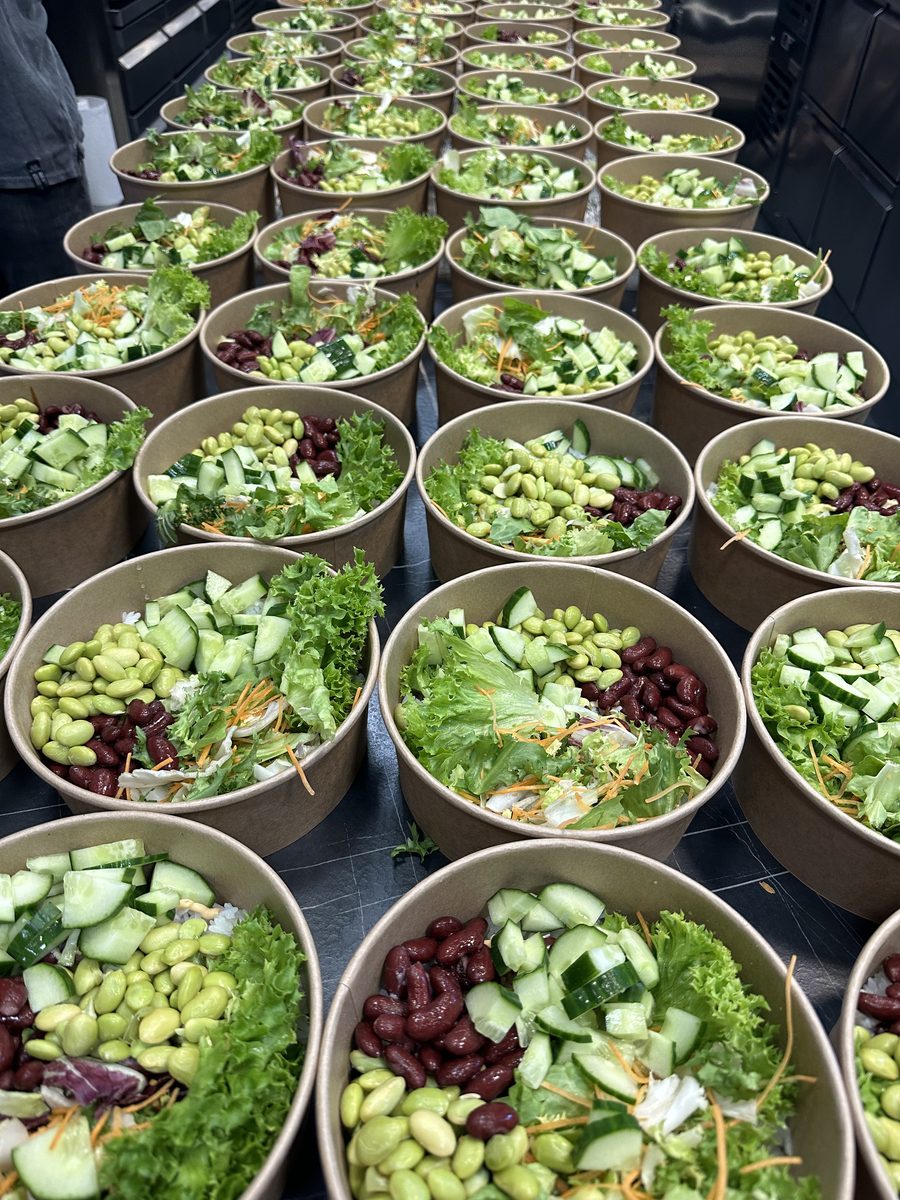 Frisch zubereitete Bowls für ein Catering