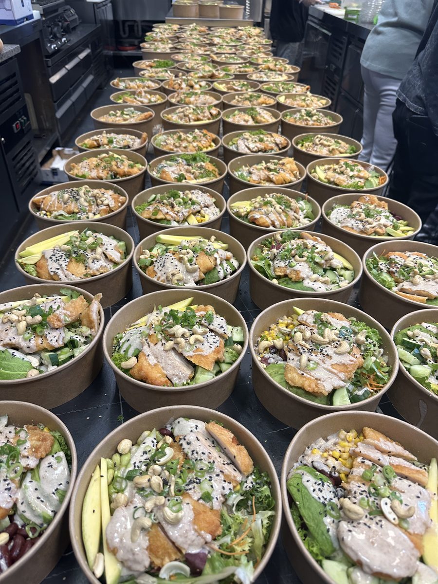 Bowls mit Hähnchen und Cashewkernen für Catering