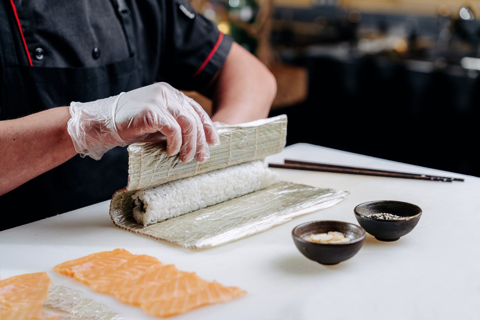 Zushii Sushi-Meister beim Rollen frischer Maki