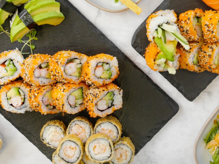 Frisch zubereitete Sushi-Rollen und Yakitori-Spieße von Zushii
